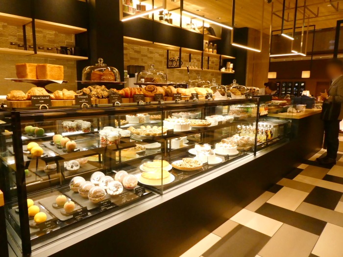 大阪　ヒルトン大阪ラウンジカフェのショーケースに並ぶケーキ